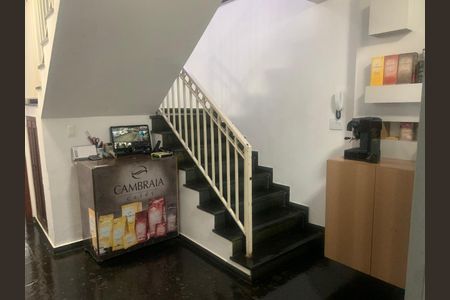 Casa à venda com 168m², 7 quartos e 2 vagasSala e escada