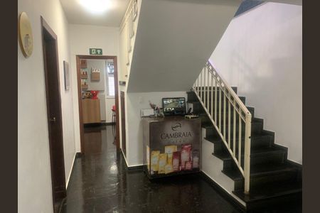 Casa à venda com 168m², 7 quartos e 2 vagasSala e escada