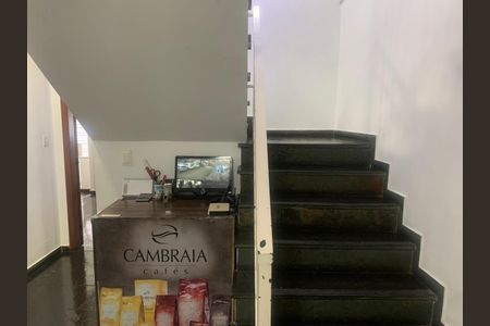 Casa à venda com 168m², 7 quartos e 2 vagasSala e escada