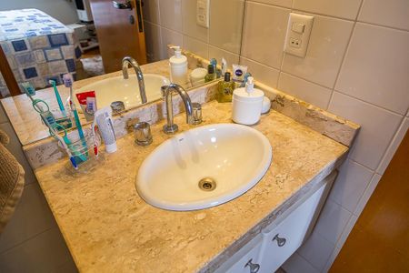 Apartamento à venda com 84m², 3 quartos e 2 vagas Apartamento à venda com 84m², 3 quartos e 2 vagasBanheiro da Suíte - Pia