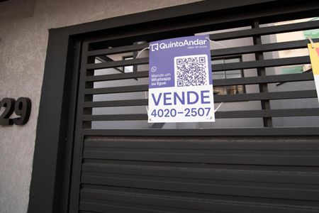Casa à venda com 178m², 2 quartos e 5 vagas Casa à venda com 178m², 2 quartos e 5 vagasFachada e Placa
