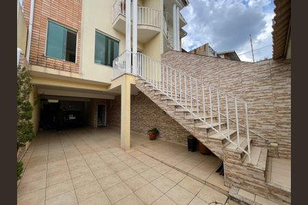 Casa à venda com 170m², 4 quartos e 4 vagas Casa à venda com 170m², 4 quartos e 4 vagasFachada