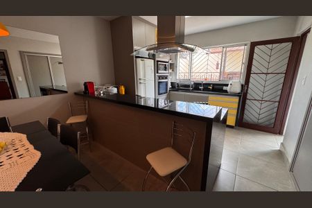 Casa à venda com 224m², 4 quartos e 6 vagas Casa à venda com 224m², 4 quartos e 6 vagasCozinha