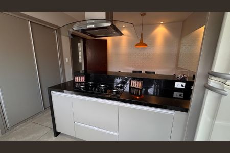 Casa à venda com 224m², 4 quartos e 6 vagas Casa à venda com 224m², 4 quartos e 6 vagasCozinha