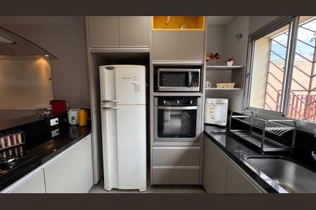 Casa à venda com 224m², 4 quartos e 6 vagas Casa à venda com 224m², 4 quartos e 6 vagasCozinha