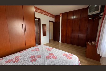 Casa à venda com 224m², 4 quartos e 6 vagas Casa à venda com 224m², 4 quartos e 6 vagasSuíte