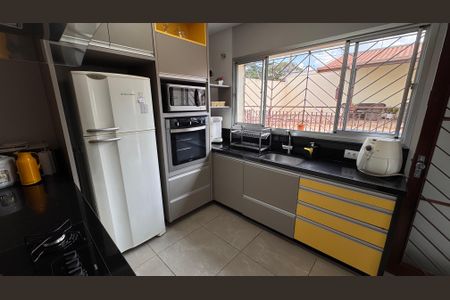Casa à venda com 224m², 4 quartos e 6 vagas Casa à venda com 224m², 4 quartos e 6 vagasCozinha