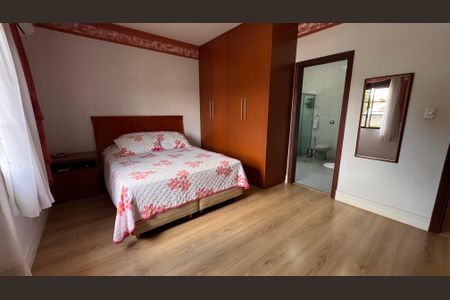 Casa à venda com 224m², 4 quartos e 6 vagas Casa à venda com 224m², 4 quartos e 6 vagasSuíte