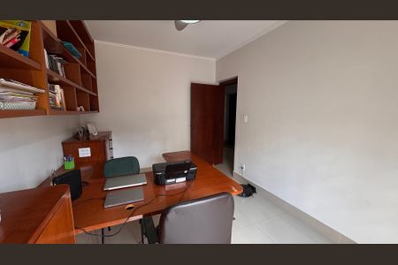 Casa à venda com 224m², 4 quartos e 6 vagas Casa à venda com 224m², 4 quartos e 6 vagasEscritório