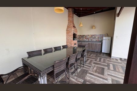 Casa à venda com 224m², 4 quartos e 6 vagas Casa à venda com 224m², 4 quartos e 6 vagasÁrea externa