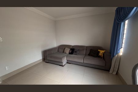 Casa à venda com 224m², 4 quartos e 6 vagas Casa à venda com 224m², 4 quartos e 6 vagasSala