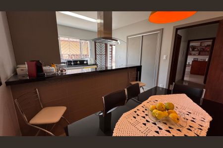 Casa à venda com 224m², 4 quartos e 6 vagas Casa à venda com 224m², 4 quartos e 6 vagasSala de Jantar
