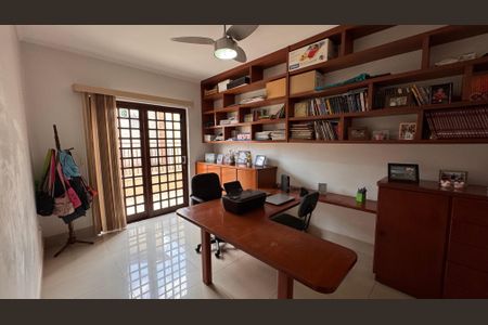 Casa à venda com 224m², 4 quartos e 6 vagas Casa à venda com 224m², 4 quartos e 6 vagasEscritório