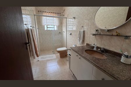 Casa à venda com 224m², 4 quartos e 6 vagas Casa à venda com 224m², 4 quartos e 6 vagasBanheiro