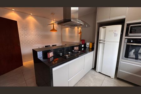 Casa à venda com 224m², 4 quartos e 6 vagas Casa à venda com 224m², 4 quartos e 6 vagasCozinha