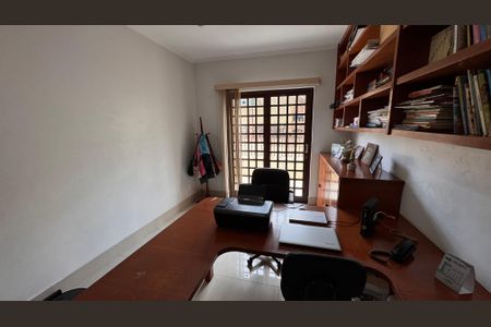 Casa à venda com 224m², 4 quartos e 6 vagas Casa à venda com 224m², 4 quartos e 6 vagasEscritório