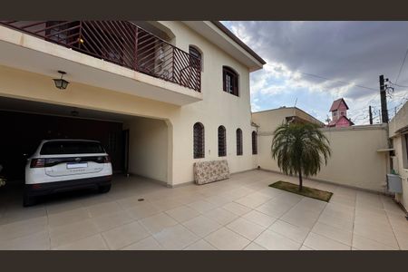 Casa à venda com 224m², 4 quartos e 6 vagas Casa à venda com 224m², 4 quartos e 6 vagasGaragem