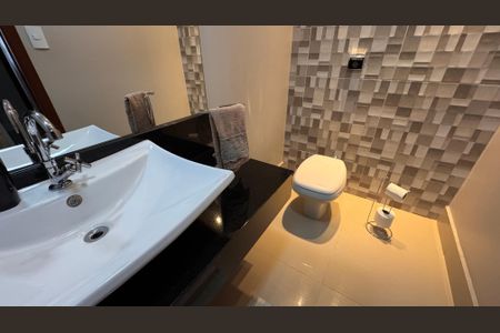 Casa à venda com 224m², 4 quartos e 6 vagas Casa à venda com 224m², 4 quartos e 6 vagasBanheiro