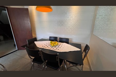 Casa à venda com 224m², 4 quartos e 6 vagas Casa à venda com 224m², 4 quartos e 6 vagasSala de Jantar