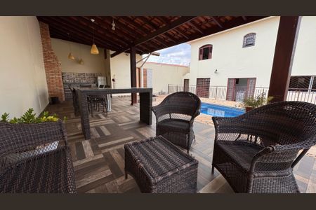 Casa à venda com 224m², 4 quartos e 6 vagas Casa à venda com 224m², 4 quartos e 6 vagasÁrea externa