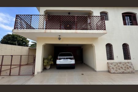 Casa à venda com 224m², 4 quartos e 6 vagas Casa à venda com 224m², 4 quartos e 6 vagasGaragem