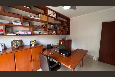 Casa à venda com 224m², 4 quartos e 6 vagas Casa à venda com 224m², 4 quartos e 6 vagasEscritório