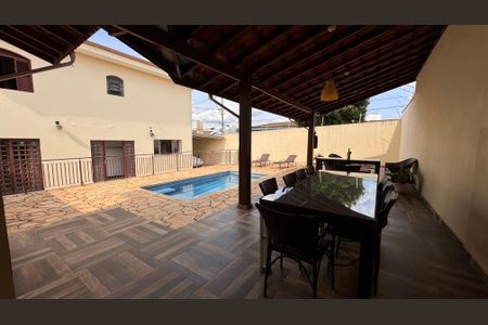 Casa à venda com 224m², 4 quartos e 6 vagas Casa à venda com 224m², 4 quartos e 6 vagasÁrea externa