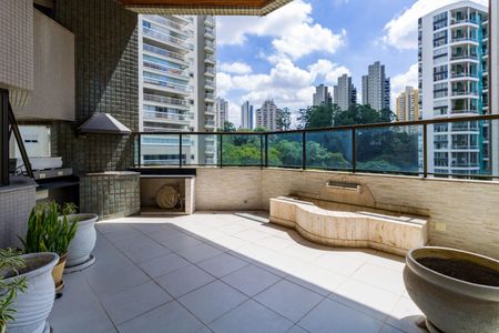 Apartamento à venda com 250m², 3 quartos e 3 vagas Apartamento à venda com 250m², 3 quartos e 3 vagasVaranda