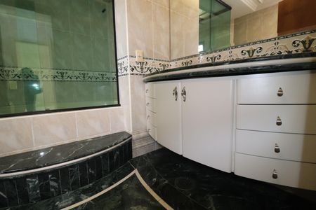 Apartamento à venda com 212m², 4 quartos e 3 vagasBanheiro Quarto 3 suíte