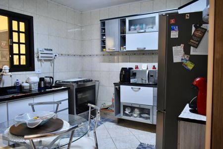 Casa à venda com 140m², 4 quartos e 2 vagas Casa à venda com 140m², 4 quartos e 2 vagasCozinha