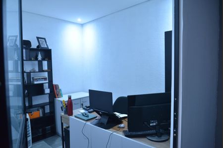 Casa à venda com 180m², 2 quartos e 2 vagasQuarto de Serviço