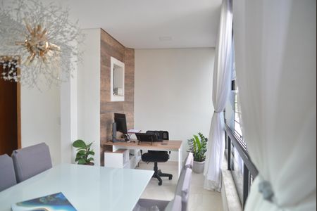 Casa à venda com 180m², 2 quartos e 2 vagasSala