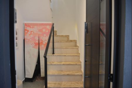 Casa à venda com 180m², 2 quartos e 2 vagasEscada