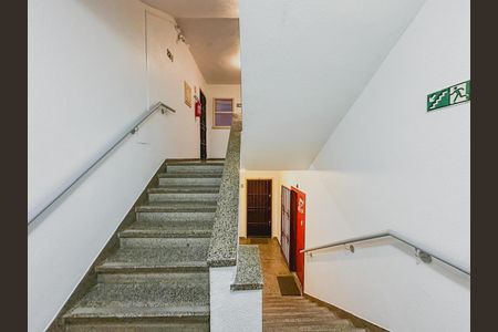 Apartamento à venda com 45m², 1 quarto e sem vaga Apartamento à venda com 45m², 1 quarto e sem vagaEscadaria
