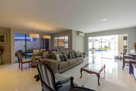 Casa de condomínio para alugar com 300m², 5 quartos e 3 vagas Casa de condomínio para alugar com 300m², 5 quartos e 3 vagasSala