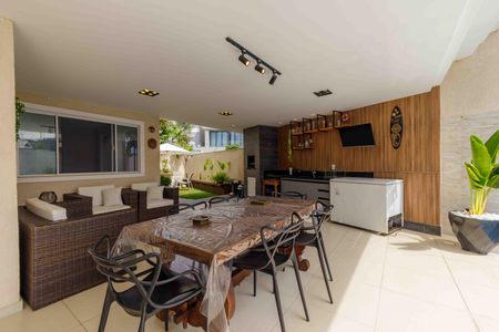 Casa de condomínio para alugar com 300m², 5 quartos e 3 vagas Casa de condomínio para alugar com 300m², 5 quartos e 3 vagasVaranda