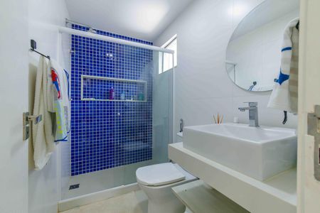 Casa de condomínio para alugar com 300m², 5 quartos e 3 vagas Casa de condomínio para alugar com 300m², 5 quartos e 3 vagasBanheiro da Suíte 2