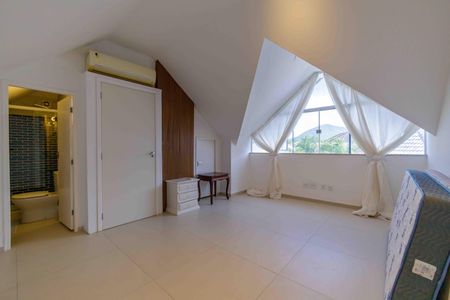 Casa de condomínio para alugar com 300m², 5 quartos e 3 vagas Casa de condomínio para alugar com 300m², 5 quartos e 3 vagasSuíte 4
