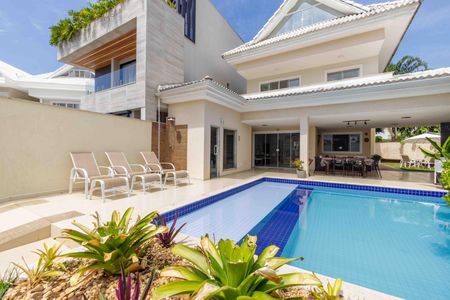 Casa de condomínio para alugar com 300m², 5 quartos e 3 vagas Casa de condomínio para alugar com 300m², 5 quartos e 3 vagasVaranda