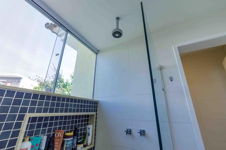 Casa de condomínio para alugar com 300m², 5 quartos e 3 vagas Casa de condomínio para alugar com 300m², 5 quartos e 3 vagasBanheiro da Suíte 1