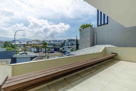 Casa de condomínio para alugar com 300m², 5 quartos e 3 vagas Casa de condomínio para alugar com 300m², 5 quartos e 3 vagasVaranda