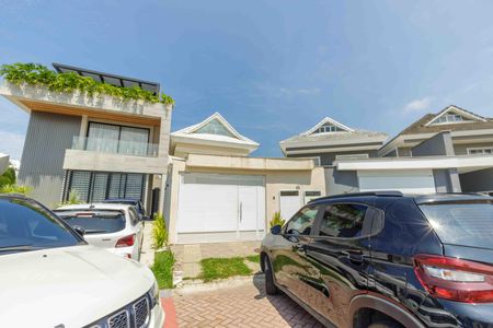 Casa de condomínio para alugar com 300m², 5 quartos e 3 vagas Casa de condomínio para alugar com 300m², 5 quartos e 3 vagasFachada