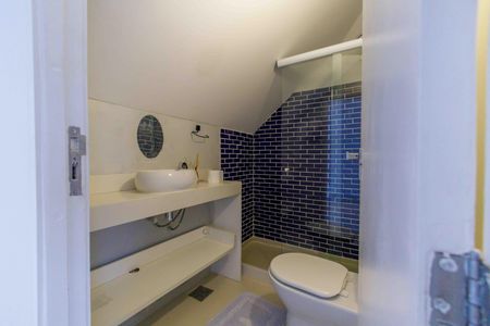 Casa de condomínio para alugar com 300m², 5 quartos e 3 vagas Casa de condomínio para alugar com 300m², 5 quartos e 3 vagasBanheiro da Suíte 4