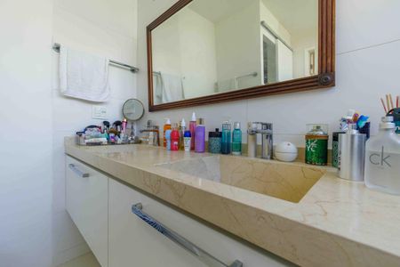 Casa de condomínio para alugar com 300m², 5 quartos e 3 vagas Casa de condomínio para alugar com 300m², 5 quartos e 3 vagasBanheiro da Suíte 1