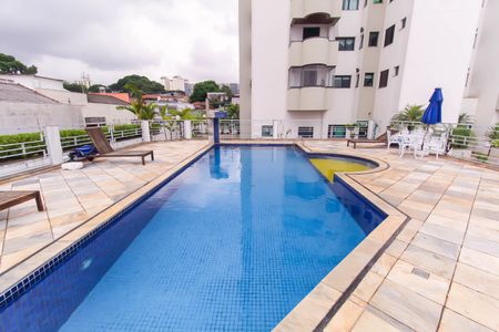 Apartamento à venda com 128m², 3 quartos e 3 vagas Apartamento à venda com 128m², 3 quartos e 3 vagasÁrea comum - Piscina