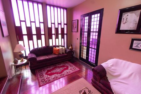 Casa à venda com 278m², 4 quartos e 4 vagasSala de TV