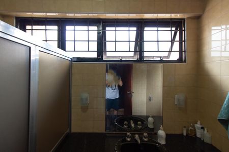 Casa à venda com 278m², 4 quartos e 4 vagasBanheiro Social