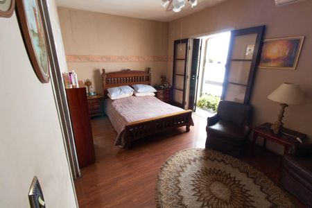 Casa à venda com 278m², 4 quartos e 4 vagasSuíte