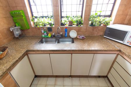 Casa à venda com 278m², 4 quartos e 4 vagasCozinha