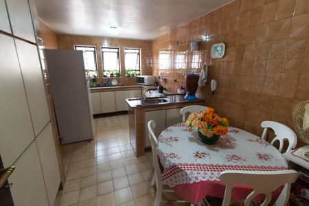 Casa à venda com 278m², 4 quartos e 4 vagasCozinha